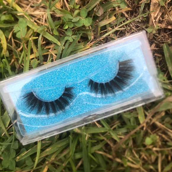 Mink Lashes - Picture 2 of 3